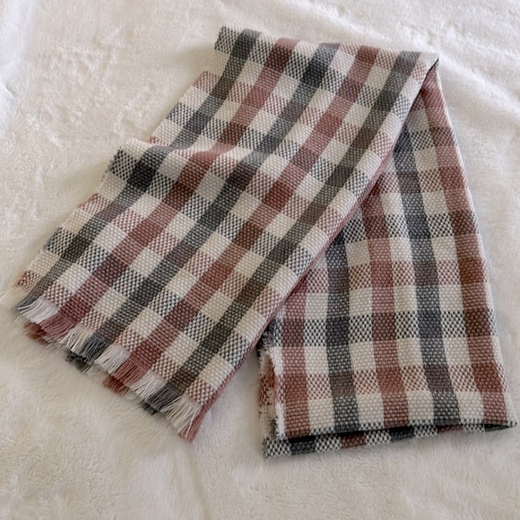 MINISO LIFE || Checked/Plaid Fringe Hem Scarf. - Picture 2 of 6